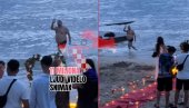 ŠTA SE TO DESILO U UMAGU? Umesto prosidbe, svi gledali u kupača iza - 11 miliona ljudi videlo snimak (VIDEO)