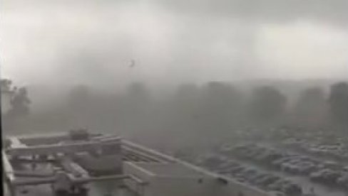 TORNADO NOSI SVE PRED SOBOM: Dramatične scene nadomak aerodroma i snimak koji će vas ostaviti bez daha - Francuska gleda u čudu (VIDEO) TORNADO NOSI SVE PRED SOBOM: Dramatične scene nadomak aerodroma i snimak koji će vas ostaviti bez daha - Francuska gleda u čudu (VIDEO)