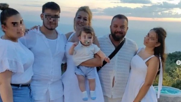 СУПРУГА И ДЕЦА У БЕЛОМ: Наш музичар са породицом у Црној Гори - Не могу бити складнији (ФОТО) СУПРУГА И ДЕЦА У БЕЛОМ: Наш музичар са породицом у Црној Гори - Не могу бити складнији (ФОТО)