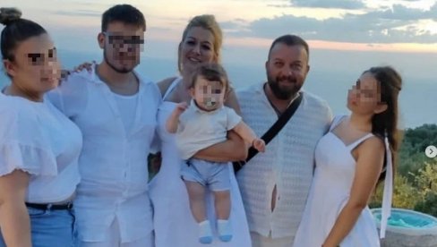 СУПРУГА И ДЕЦА У БЕЛОМ: Наш музичар са породицом у Црној Гори - Не могу бити складнији (ФОТО)