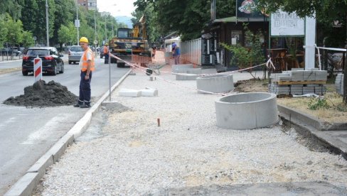 КОМФОРНИЈЕ ЗА ПЕШАКЕ: Обнова тротоара у центру Краљева