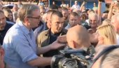 ВУЧИЋ У ПОЖЕГИ НА ВЕЛИКОМ ВЕСЕЉУ: Успели смо да победимо обојену револуцију! Молим вас пружите руку блокадерима, а одговорни нека одговарају ВУЧИЋ У ПОЖЕГИ НА ВЕЛИКОМ ВЕСЕЉУ: Успели смо да победимо обојену револуцију! Молим вас пружите руку блокадерима, а одговорни нека одговарају
