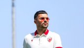 НА ТЕРЕНУ НИЈЕ, НА ТРИБИНИ ЈЕСТЕ: Немања Радоњић води навијање на северу на мечу Црвена звезда - Лех (ФОТО)