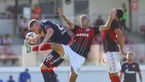 ZVEZDA PROŠLA KROZ DRAMU NA GIBRALTARU! Srpski prvak se mučio protiv autsajdera u borbi za Ligu šampiona ZVEZDA PROŠLA KROZ DRAMU NA GIBRALTARU! Srpski prvak se mučio protiv autsajdera u borbi za Ligu šampiona
