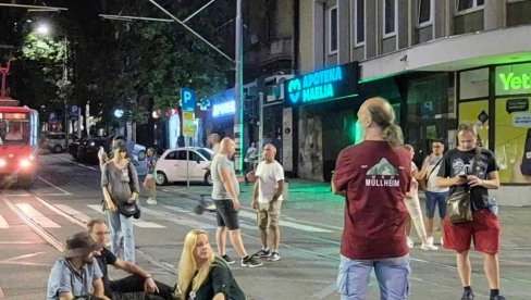ТЕРОР ЗГУБИДАНА БЛОКАДЕРА НЕ ПРЕСТАЈЕ: Њих двадесетак се опија и блокира једну од главних улица у Београду (ФОТО) ТЕРОР ЗГУБИДАНА БЛОКАДЕРА НЕ ПРЕСТАЈЕ: Њих двадесетак се опија и блокира једну од главних улица у Београду (ФОТО)