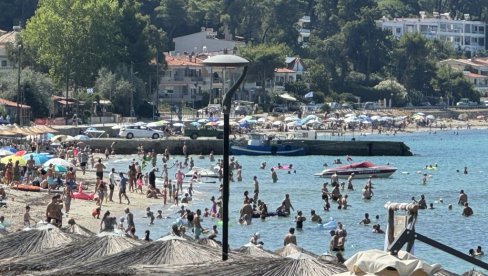 GLOBA ZA PAPUČE I VISOKE POTPETICE: Sve veće restrikcije i kazne za turiste tokom letovanja širom Evrope