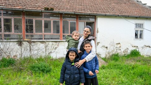 JELENI FARAGO JE JOŠ POTREBNA NAŠA POMOĆ: Da samohrana majka sa trojicom svojih sinova više ne spava na golom podu (FOTO) JELENI FARAGO JE JOŠ POTREBNA NAŠA POMOĆ: Da samohrana majka sa trojicom svojih sinova više ne spava na golom podu (FOTO)