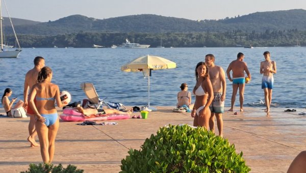 ОДМОР ПОД СЕНКОМ ПРОЈЕКТИЛА: Рат у Заливу мења мапу светског туризма - Туристи беже из Дубаија, Грчка и Шпанија постају „сигурне луке“