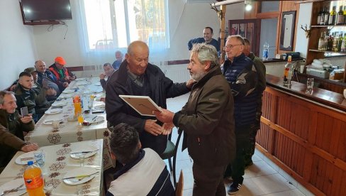 USPOMENA NA VOJNIČKE DANE: Služili vojsku zajedno, a onda se sreli u Srpskoj Crnji USPOMENA NA VOJNIČKE DANE: Služili vojsku zajedno, a onda se sreli u Srpskoj Crnji