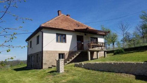 TO JE GREOTA PRODATI... Dve nove kuće i četiri hektara zemlje, na sat vremena od Beograda - LJudi šokirani ovim oglasom sa interneta (FOTO) TO JE GREOTA PRODATI... Dve nove kuće i četiri hektara zemlje, na sat vremena od Beograda - LJudi šokirani ovim oglasom sa interneta (FOTO)