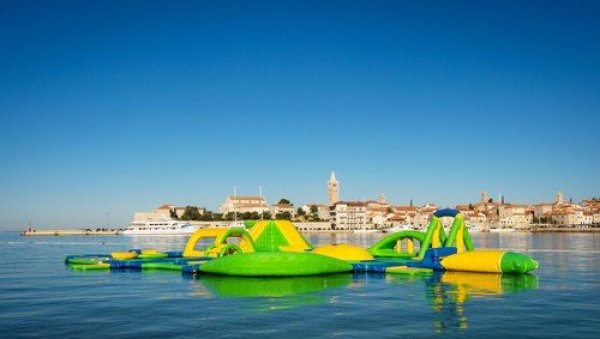 ТРАГЕДИЈА У ХРВАТСКОЈ: Дете преминуло нако пада са воденог тобогана ТРАГЕДИЈА У ХРВАТСКОЈ: Дете преминуло нако пада са воденог тобогана