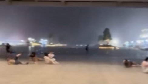 URAGANSKI VETROVI RUŠE SVE PRED SOBOM: Stravična oluja obarala ljude (FOTO/VIDEO)