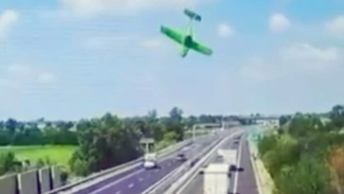 JEZIV SNIMAK PADA AVIONA NA AUTO PUT: Poznati advokat i njegova partnerka poginuli na licu mesta (VIDEO) JEZIV SNIMAK PADA AVIONA NA AUTO PUT: Poznati advokat i njegova partnerka poginuli na licu mesta (VIDEO)