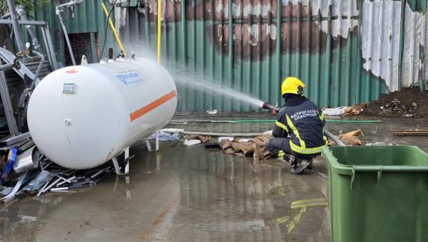ЕФИКАСНА ИНТЕРВЕНЦИЈА ВАТРОГАСАЦА: Пожар у Бекереловој улици локализован ЕФИКАСНА ИНТЕРВЕНЦИЈА ВАТРОГАСАЦА: Пожар у Бекереловој улици локализован