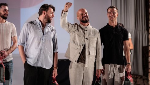 UŠAO U ISTORIJU: Boban Rajović prvi pevač na Paliću, oduševio publiku i proveo dan sa filmskim velikanima (FOTO) UŠAO U ISTORIJU: Boban Rajović prvi pevač na Paliću, oduševio publiku i proveo dan sa filmskim velikanima (FOTO)