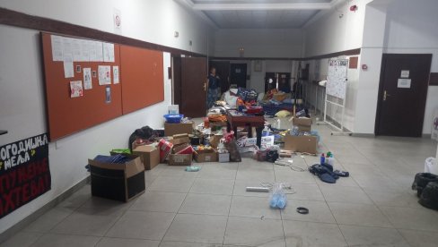 SRAMOTAN PRIZOR U VISOKOJ ZDRAVSTVENOJ ŠKOLI: Uprava im učinila uslugu izbacujući ih napolje, u suprotnom svi bi se zarazili SRAMOTAN PRIZOR U VISOKOJ ZDRAVSTVENOJ ŠKOLI: Uprava im učinila uslugu izbacujući ih napolje, u suprotnom svi bi se zarazili