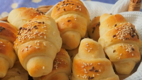 И ДУПЛА МЕРА ЋЕ БИТИ МАЛО: Рецепт за домаће кифлице