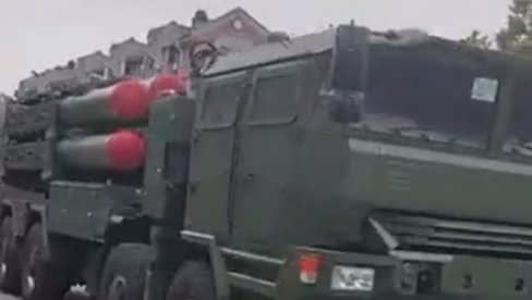 KINA OTKRILA „NOVI PVO SISTEM“ Liči na ruski S-350 „Vitjaz“: Misterija oko sposobnosti i namene još traje (VIDEO) KINA OTKRILA „NOVI PVO SISTEM“ Liči na ruski S-350 „Vitjaz“: Misterija oko sposobnosti i namene još traje (VIDEO)