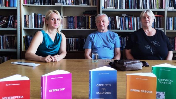 ДУШАН СТАМЕНКОВИЋ У ЈЕДНОМ ДАНУ ПРОМОВИСАО НЕСВАКИДАШЊИ СЕРИЈАЛ ОД ЧАК ПЕТ КЊИГА Хроничар трограђа ДУШАН СТАМЕНКОВИЋ У ЈЕДНОМ ДАНУ ПРОМОВИСАО НЕСВАКИДАШЊИ СЕРИЈАЛ ОД ЧАК ПЕТ КЊИГА Хроничар трограђа