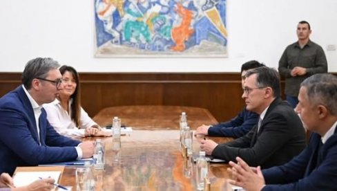 VUČIĆ SA ROKFEJEM: Plodotvorna saradnja i prijateljski odnosi Srbije i Francuske predstavljaju stubove naše diplomatije VUČIĆ SA ROKFEJEM: Plodotvorna saradnja i prijateljski odnosi Srbije i Francuske predstavljaju stubove naše diplomatije