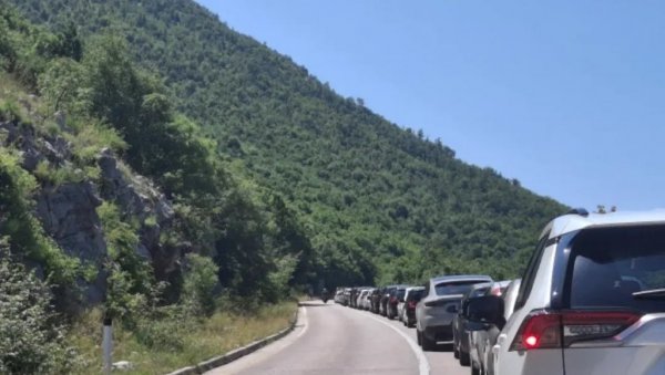 И ПО ТРИ САТА СЕ ЧЕКА НА ГРАНИЦИ:  Градоначелници Требиња и Херцег Новог траже хитно решавање проблема