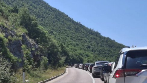 I PO TRI SATA SE ČEKA NA GRANICI:  Gradonačelnici Trebinja i Herceg Novog traže hitno rešavanje problema