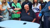 JA SAM STARIJI ČOVEK... Građanin prišao Šešelju, evo šta mu je rekao (VIDEO) JA SAM STARIJI ČOVEK... Građanin prišao Šešelju, evo šta mu je rekao (VIDEO)