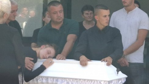 MAJKA LEŽI NA BELOM KOVČEGU ĆERKE: Bebo moja! Ne dam te srećo! - potresne scene na sahrani devojčice (2) koju je ubio otac u Nikšiću
