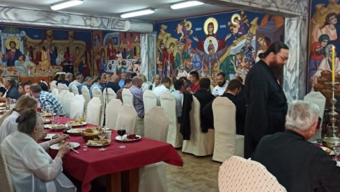 SLAVA BOGORODIČINOG MANASTIRA U DONJEM BUDAČKOM: Veliki broj vernika na trpezi ljubavi (FOTO)