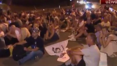 POLICIJA SPREČILA TEROR BLOKADERA ZGUBIDANA: Ugrožavali živote na Milošu Velikom - lisice na rukama organizatorima terora POLICIJA SPREČILA TEROR BLOKADERA ZGUBIDANA: Ugrožavali živote na Milošu Velikom - lisice na rukama organizatorima terora