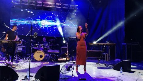 PUBLIKA I JA IMAMO ISTI UKUS: Milena Ćeranić svojom pojavom i muzikom oduševila Knjaževčane (FOTO) PUBLIKA I JA IMAMO ISTI UKUS: Milena Ćeranić svojom pojavom i muzikom oduševila Knjaževčane (FOTO)