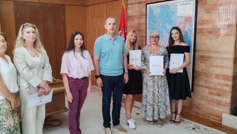Lončar uručio ugovore o radu novoj grupi zdravstvenih radnika koji se vraćaju iz dijaspore