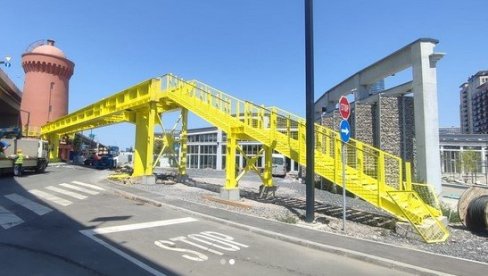 ОД ЛОЖИОНИЦЕ ДО ВОДОТОРЊА ГРАЂАНИ ЋЕ МОЋИ ДА ПРОШЕТАЈУ ПЕШАЧКОМ ПАСАРЕЛОМ Мали: Укупна дужина пасареле ће бити 44 метра ОД ЛОЖИОНИЦЕ ДО ВОДОТОРЊА ГРАЂАНИ ЋЕ МОЋИ ДА ПРОШЕТАЈУ ПЕШАЧКОМ ПАСАРЕЛОМ Мали: Укупна дужина пасареле ће бити 44 метра