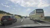 VOZAČI OBRATITE PAŽNJU: Nenormalna gužva posle naplatne rampe ka ovom gradu (FOTO/VIDEO)