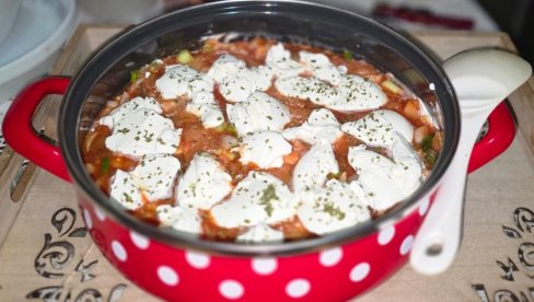 OSVEŽAVAJUĆA LETNJA SALATA: Od pečenih paprika i patlidžana