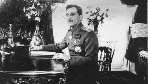 BELA I CRNA RUKA UNOSE RAZDOR MEĐU OFICIRIMA: Živković je na osnivanju Bele ruke predstavio svoje sledbenike kao branioce srpskog prestola BELA I CRNA RUKA UNOSE RAZDOR MEĐU OFICIRIMA: Živković je na osnivanju Bele ruke predstavio svoje sledbenike kao branioce srpskog prestola
