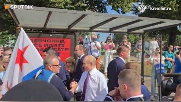 ПОГЛЕДАЈТЕ ДРУЖЕЊЕ ПУТИНА СА НАРОДОМ: Руски председник загрлио морнара, па поручио само једно (ВИДЕО) ПОГЛЕДАЈТЕ ДРУЖЕЊЕ ПУТИНА СА НАРОДОМ: Руски председник загрлио морнара, па поручио само једно (ВИДЕО)