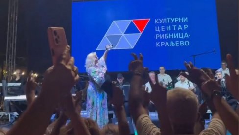 HVALA, KRALJEVO MOJE: Snežana Đurišić zapevala u svom gradu (FOTO)