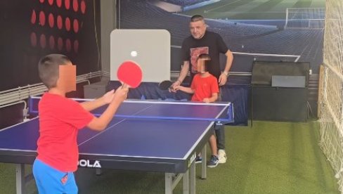 UŽIVA SA SVOJIM KLINCIMA: Baja Mali Knindža uči sinove da igraju stoni tenis (FOTO) UŽIVA SA SVOJIM KLINCIMA: Baja Mali Knindža uči sinove da igraju stoni tenis (FOTO)