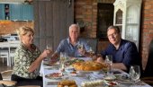 SREĆAN SAM ŠTO SAM MOGAO DA ČUJEM MNOGO MUDRIH SAVETA... Vučić posetio Tomislava i Dragicu Nikolić u Bajčetini (FOTO) SREĆAN SAM ŠTO SAM MOGAO DA ČUJEM MNOGO MUDRIH SAVETA... Vučić posetio Tomislava i Dragicu Nikolić u Bajčetini (FOTO)