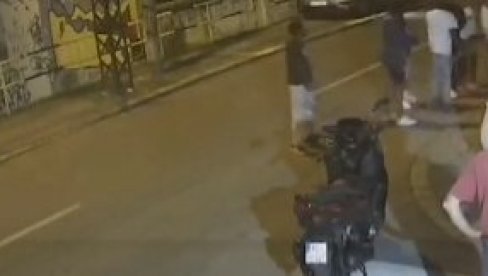 (УЗНЕМИРУЈУЋИ ВИДЕО) СНИМАК ДРАМЕ У ЦЕНТРУ БЕОГРАДА: Мушкарац ножем избо Африканце