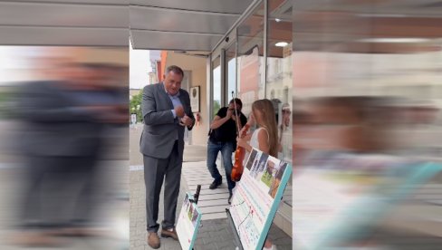 МАЛА ВАЊА СВИРАЊЕМ ВИОЛИНЕ САКУПЉА НОВАЦ ЗА НОВОГ ТЕРАПЕУТСКОГ КОЊА: Додик помогао девојчици која је освојила срца свих у Српској МАЛА ВАЊА СВИРАЊЕМ ВИОЛИНЕ САКУПЉА НОВАЦ ЗА НОВОГ ТЕРАПЕУТСКОГ КОЊА: Додик помогао девојчици која је освојила срца свих у Српској