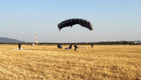 СКОК СА 5.500М: У Нишу у току падобранска обука припадника 63. бригаде и Жандармерије