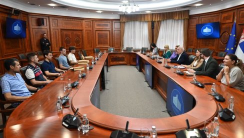Ministar akademik Bela Balint ispratio srpsku reprezentaciju na predstojeću Olimpijadu iz veštačke inteligencije u Kini Ministar akademik Bela Balint ispratio srpsku reprezentaciju na predstojeću Olimpijadu iz veštačke inteligencije u Kini