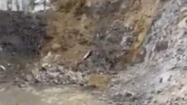 СТРАВИЧАН СНИМАК СА ГРАДИЛИШТА ВИЦТОРY ГАРДЕНС: Терен пропада, бетон се слива низ падину! (ВИДЕО)
