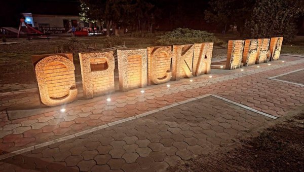 УМЕТНИЧКО ДЕЛО НА ДАР ЦРЊАНИМА: Знак Српске Црње недавно постављен у парку поред цркве, буди фине емоције УМЕТНИЧКО ДЕЛО НА ДАР ЦРЊАНИМА: Знак Српске Црње недавно постављен у парку поред цркве, буди фине емоције