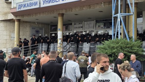 BLOKADERI NAPALI POLICIJU MUP: Pokušali da probiju kordon i nasilno uđu u zgradu Univerziteta BLOKADERI NAPALI POLICIJU MUP: Pokušali da probiju kordon i nasilno uđu u zgradu Univerziteta