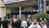 БЛОКАДЕРИ НАПАЛИ ПОЛИЦИЈУ МУП:  Покушали да пробију кордон и насилно уђу у зграду Универзитета