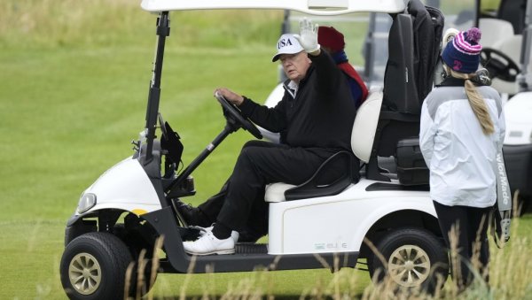 ТРАМП ДОБИО СПЕЦИЈАЛНИ ПАНЦИРНИ БАГИ: „Golf Force One“ сада чува председника од рупе до рупе ТРАМП ДОБИО СПЕЦИЈАЛНИ ПАНЦИРНИ БАГИ: „Golf Force One“ сада чува председника од рупе до рупе