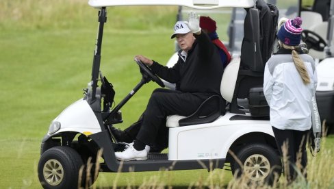 TRAMP DOBIO SPECIJALNI PANCIRNI BAGI: „Golf Force One“ sada čuva predsednika od rupe do rupe TRAMP DOBIO SPECIJALNI PANCIRNI BAGI: „Golf Force One“ sada čuva predsednika od rupe do rupe